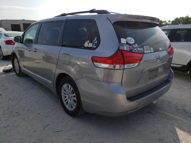 Photo 2 VIN: 5TDYK3DC8CS268010 - TOYOTA SIENNA XLE 