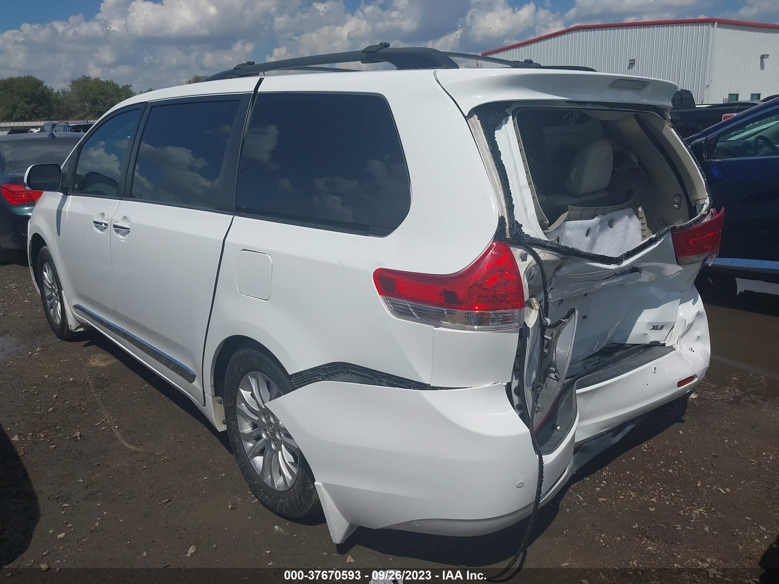 Photo 2 VIN: 5TDYK3DC8ES514847 - TOYOTA SIENNA 