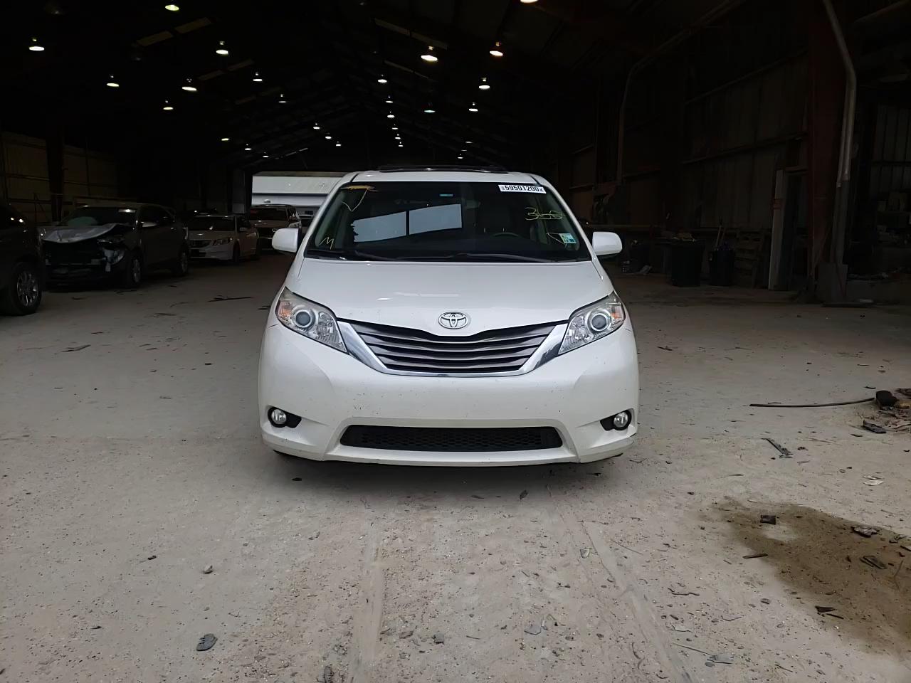 Photo 10 VIN: 5TDYK3DC8FS620247 - TOYOTA SIENNA XLE 