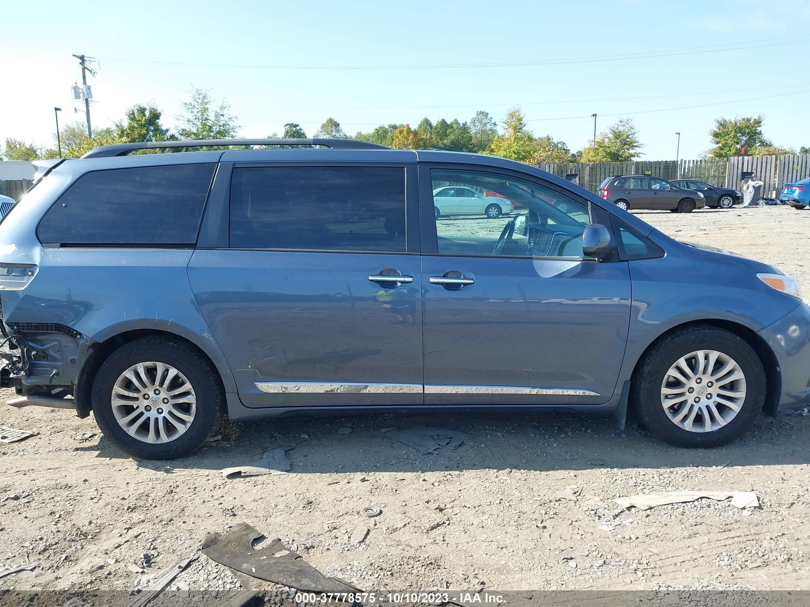 Photo 13 VIN: 5TDYK3DC8FS675524 - TOYOTA SIENNA 