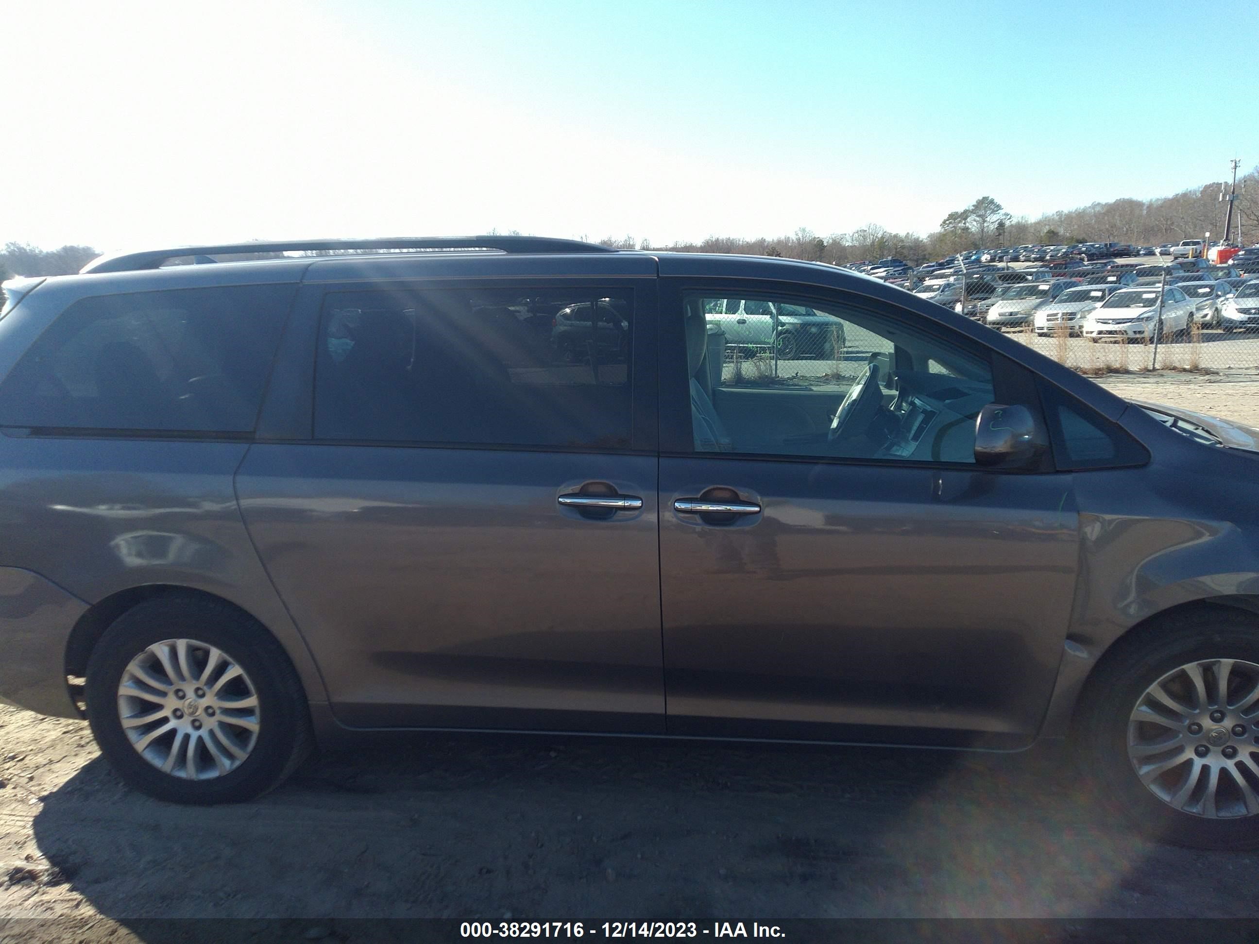 Photo 12 VIN: 5TDYK3DC9BS067697 - TOYOTA SIENNA 