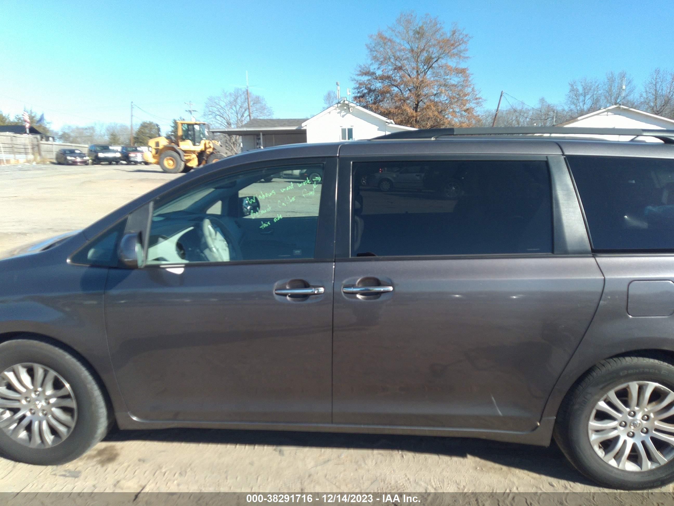 Photo 13 VIN: 5TDYK3DC9BS067697 - TOYOTA SIENNA 