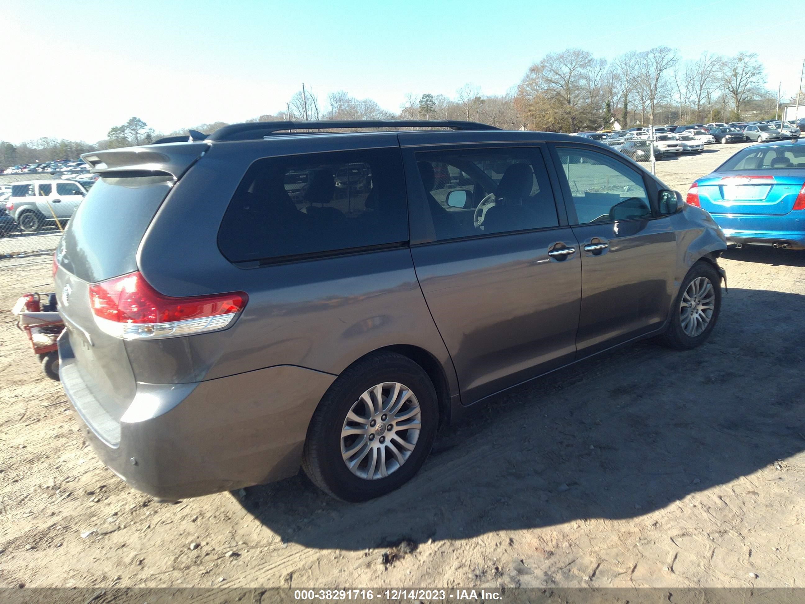 Photo 3 VIN: 5TDYK3DC9BS067697 - TOYOTA SIENNA 