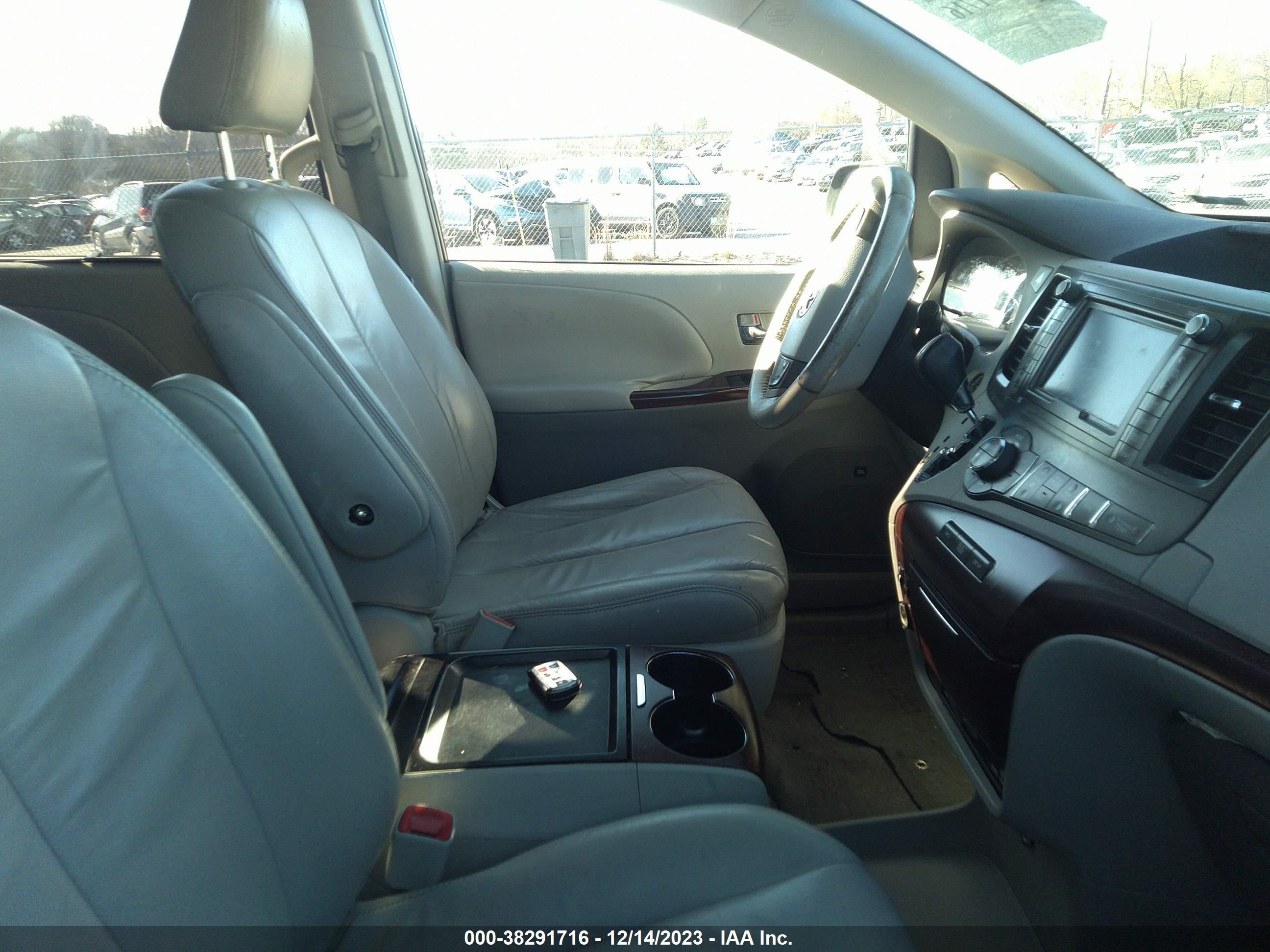 Photo 4 VIN: 5TDYK3DC9BS067697 - TOYOTA SIENNA 