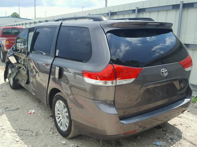 Photo 2 VIN: 5TDYK3DC9CS217518 - TOYOTA SIENNA XLE 