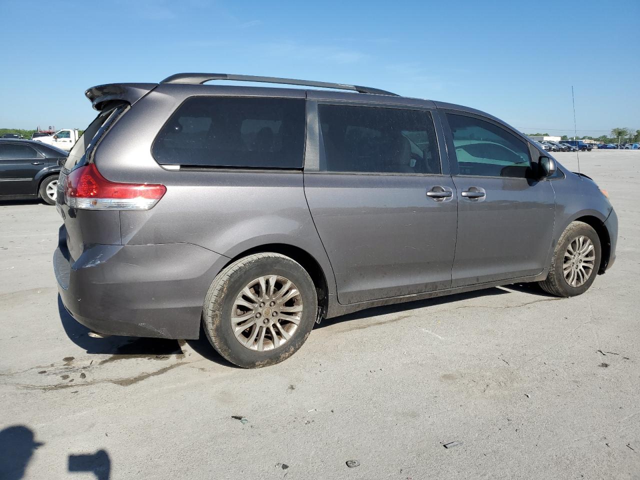 Photo 2 VIN: 5TDYK3DC9DS367310 - TOYOTA SIENNA 