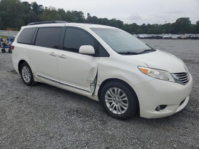 Photo 3 VIN: 5TDYK3DC9FS662443 - TOYOTA SIENNA XLE 