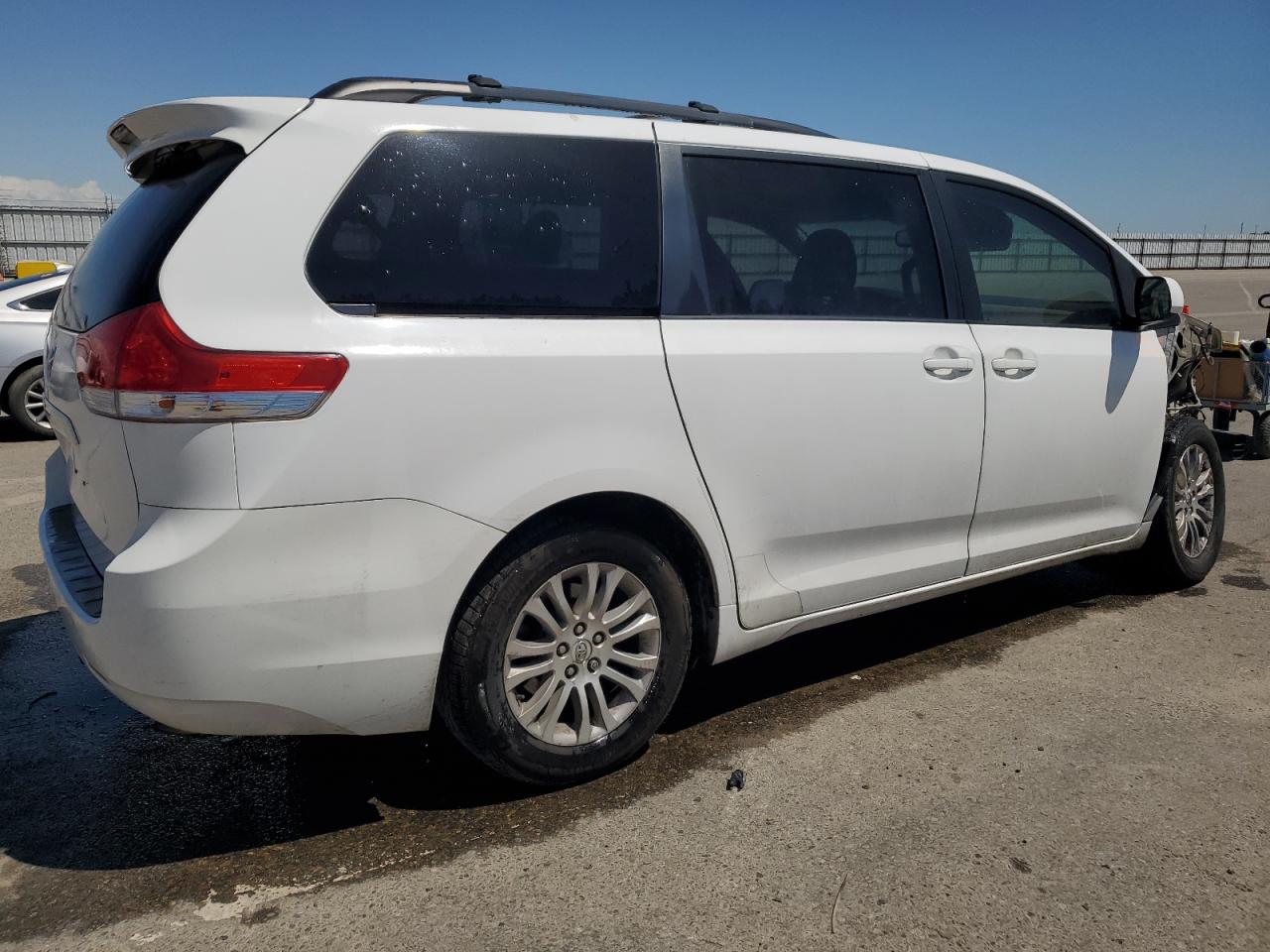 Photo 2 VIN: 5TDYK3DCXBS009615 - TOYOTA SIENNA 