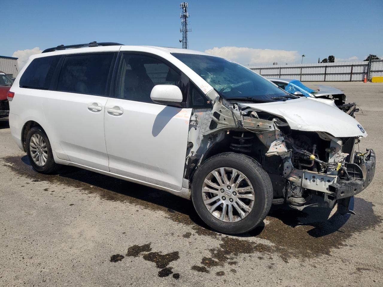 Photo 3 VIN: 5TDYK3DCXBS009615 - TOYOTA SIENNA 