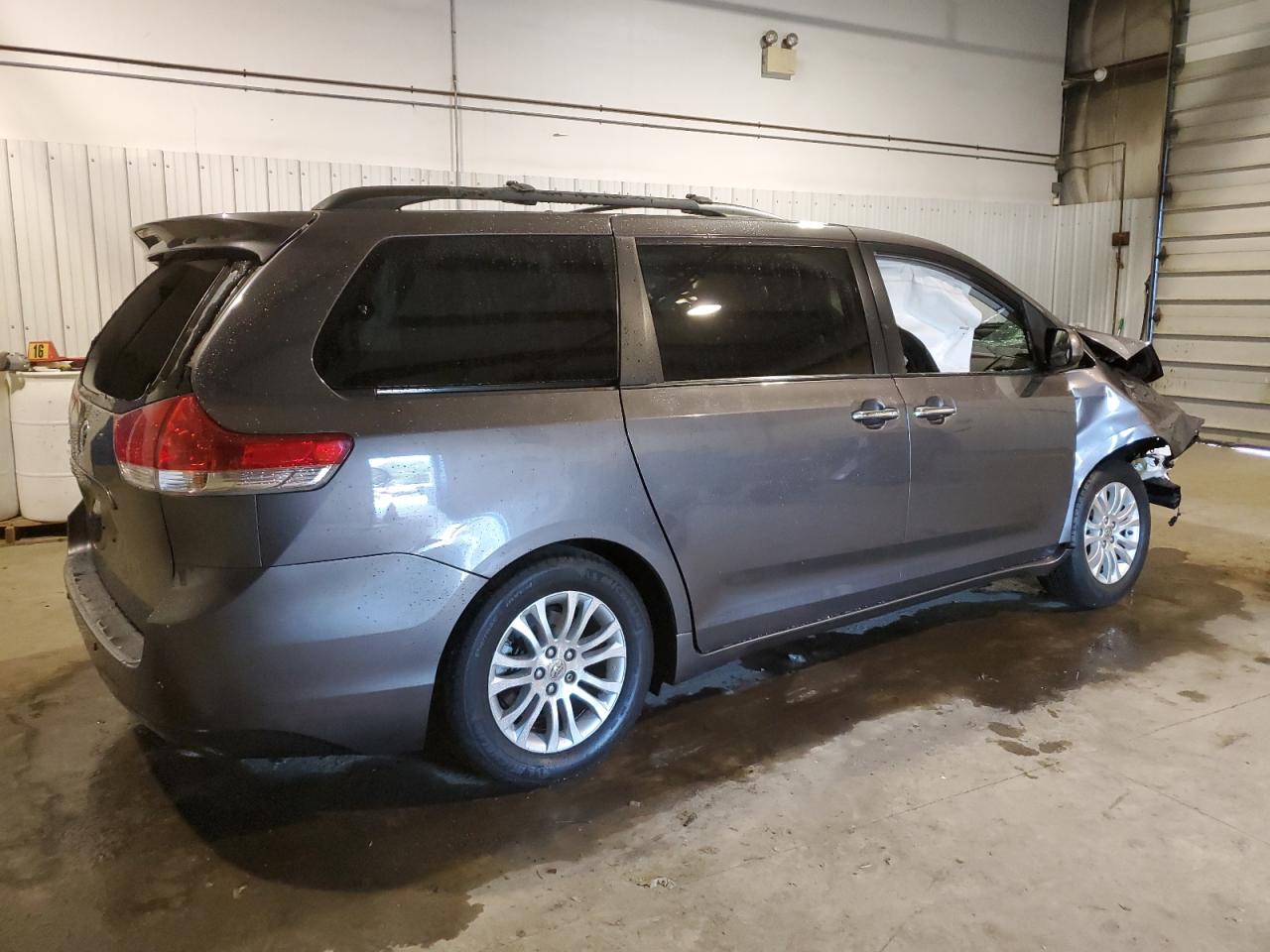 Photo 2 VIN: 5TDYK3DCXCS235641 - TOYOTA SIENNA 