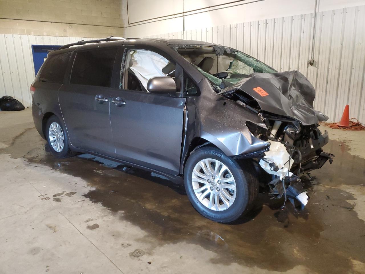 Photo 3 VIN: 5TDYK3DCXCS235641 - TOYOTA SIENNA 