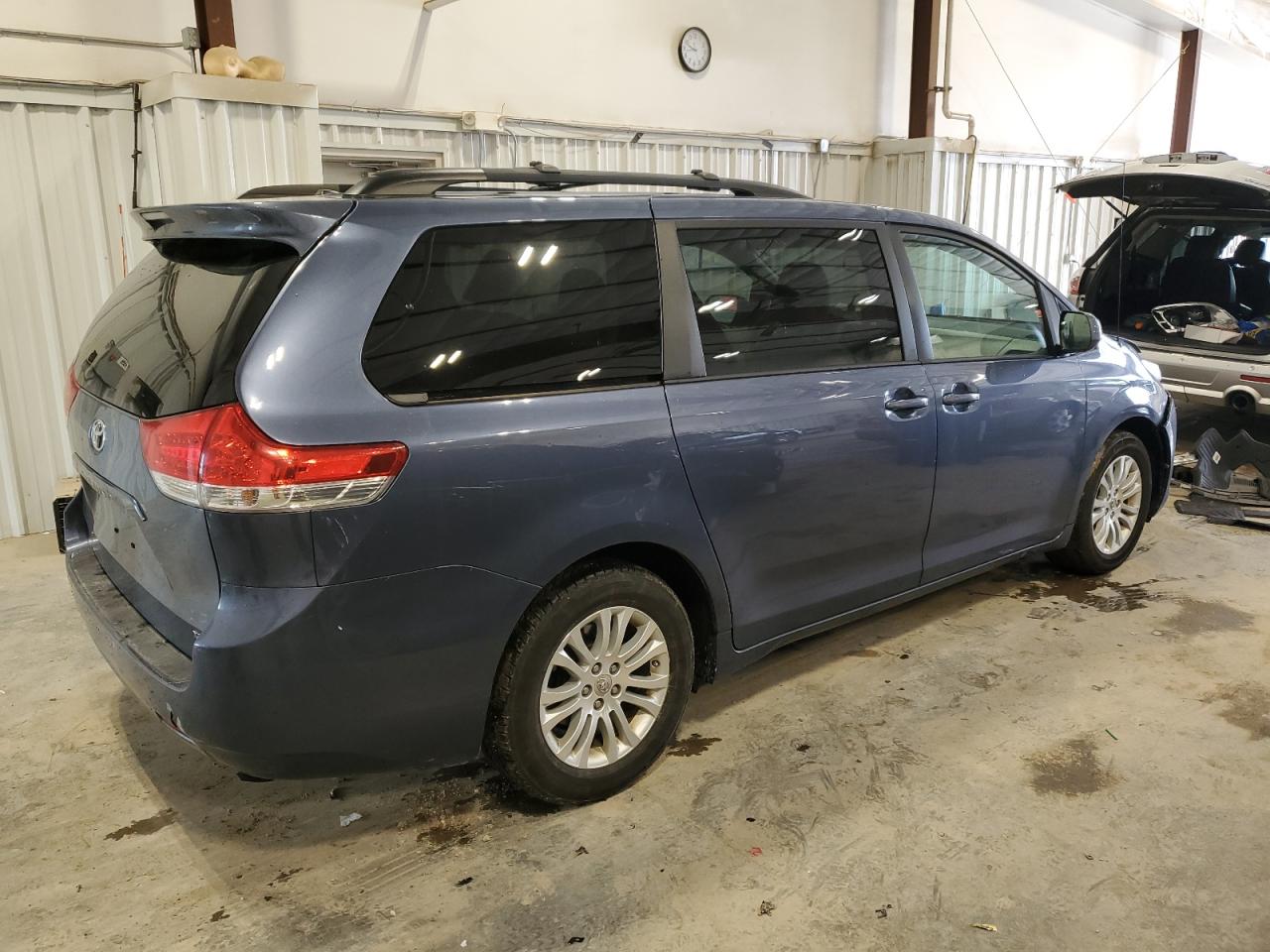 Photo 2 VIN: 5TDYK3DCXES521394 - TOYOTA SIENNA 