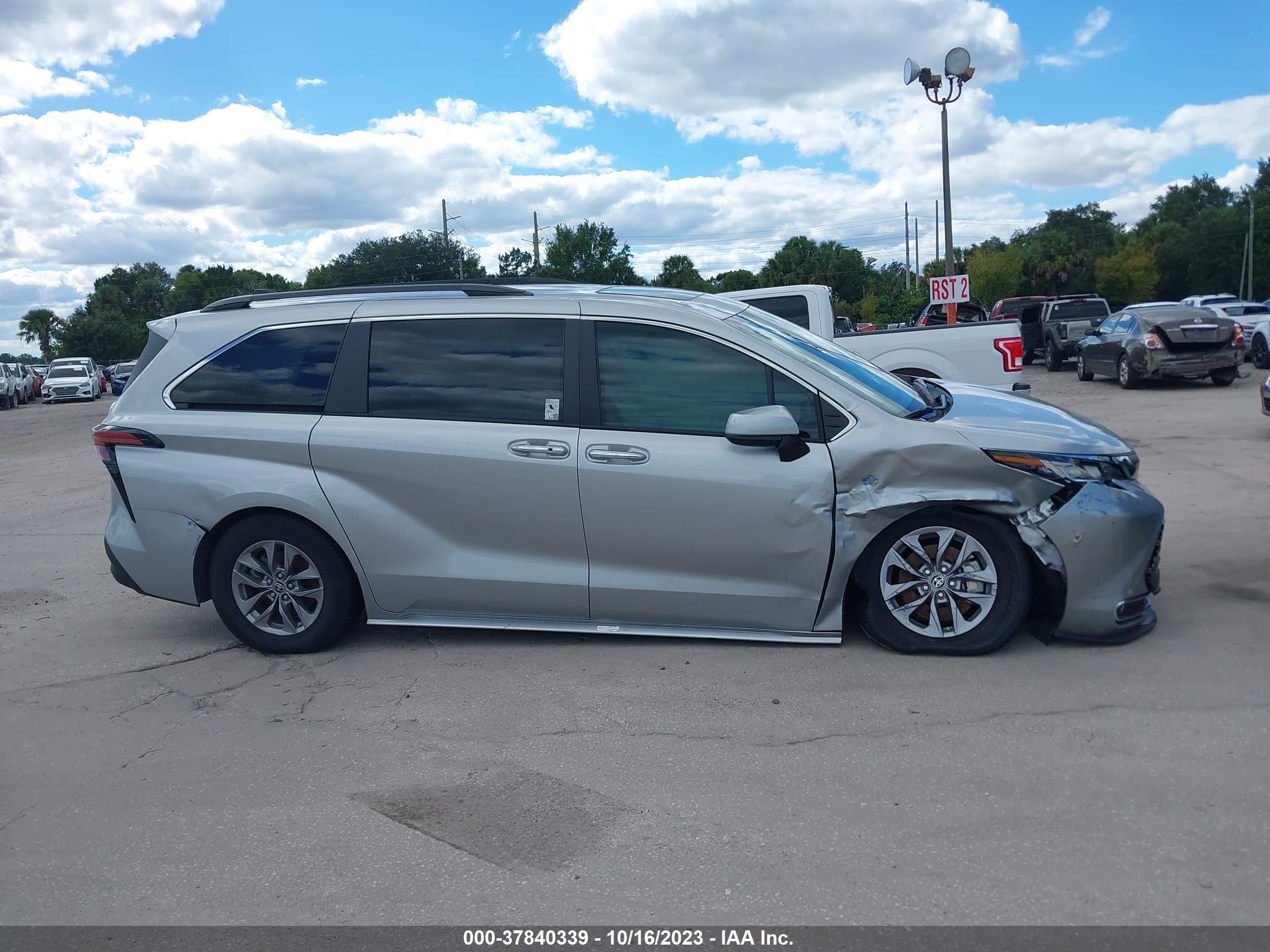 Photo 13 VIN: 5TDYRKEC1NS102015 - TOYOTA SIENNA 