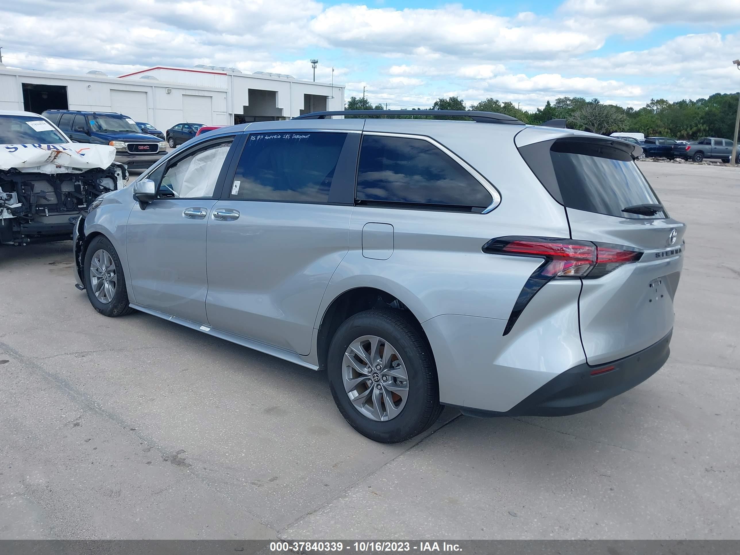 Photo 2 VIN: 5TDYRKEC1NS102015 - TOYOTA SIENNA 