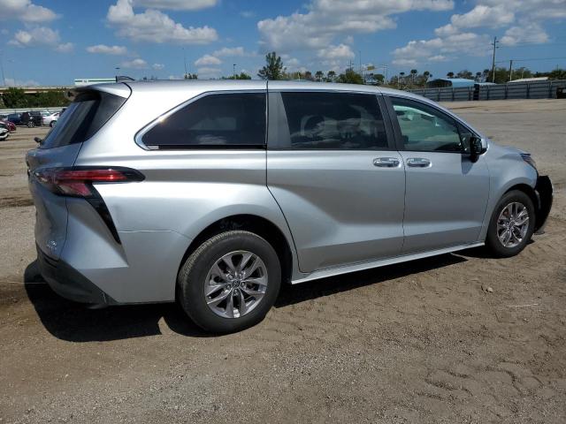 Photo 2 VIN: 5TDYRKEC3NS126994 - TOYOTA SIENNA XLE 