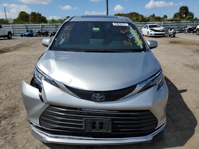 Photo 4 VIN: 5TDYRKEC3NS126994 - TOYOTA SIENNA XLE 