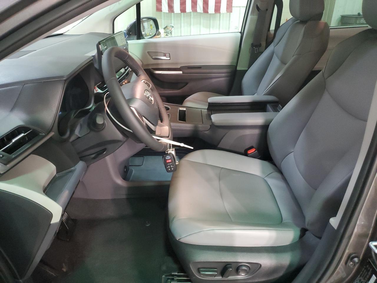 Photo 6 VIN: 5TDYRKEC3PS161070 - TOYOTA SIENNA 