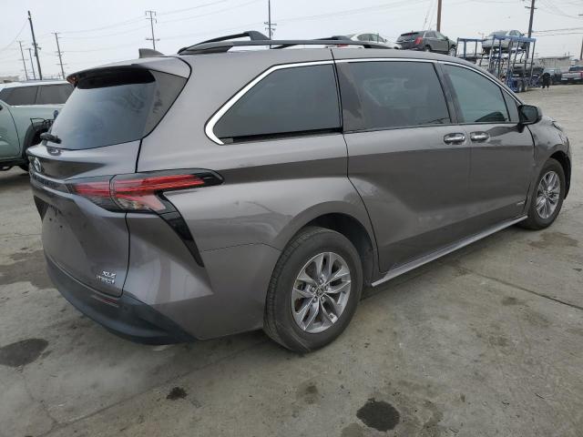 Photo 2 VIN: 5TDYRKEC5MS024126 - TOYOTA SIENNA XLE 