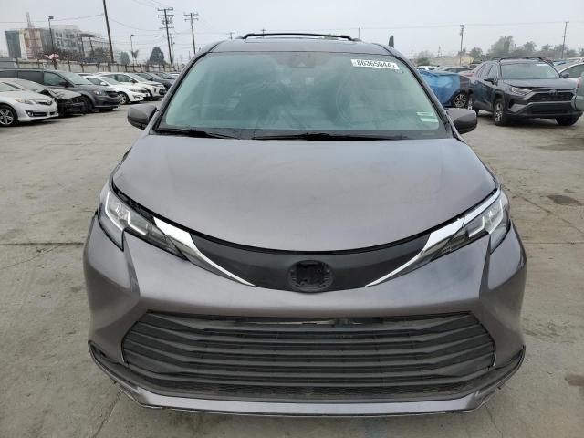 Photo 4 VIN: 5TDYRKEC5MS024126 - TOYOTA SIENNA XLE 