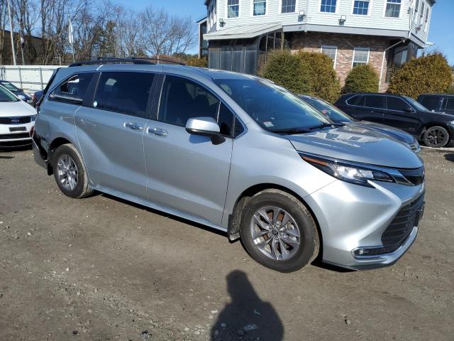 Photo 3 VIN: 5TDYRKEC5NS130237 - TOYOTA SIENNA XLE 