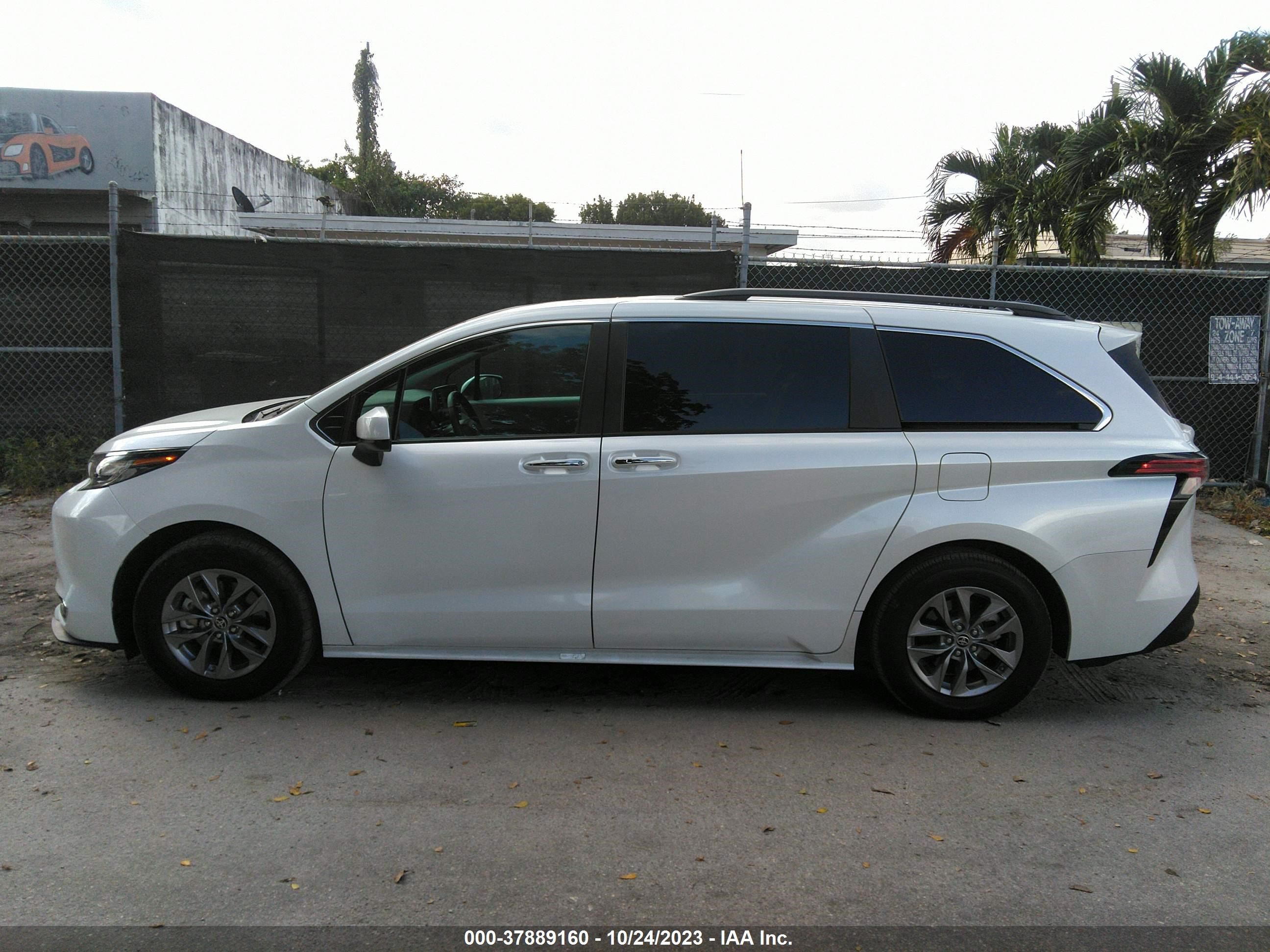 Photo 13 VIN: 5TDYRKEC5NS131744 - TOYOTA SIENNA 