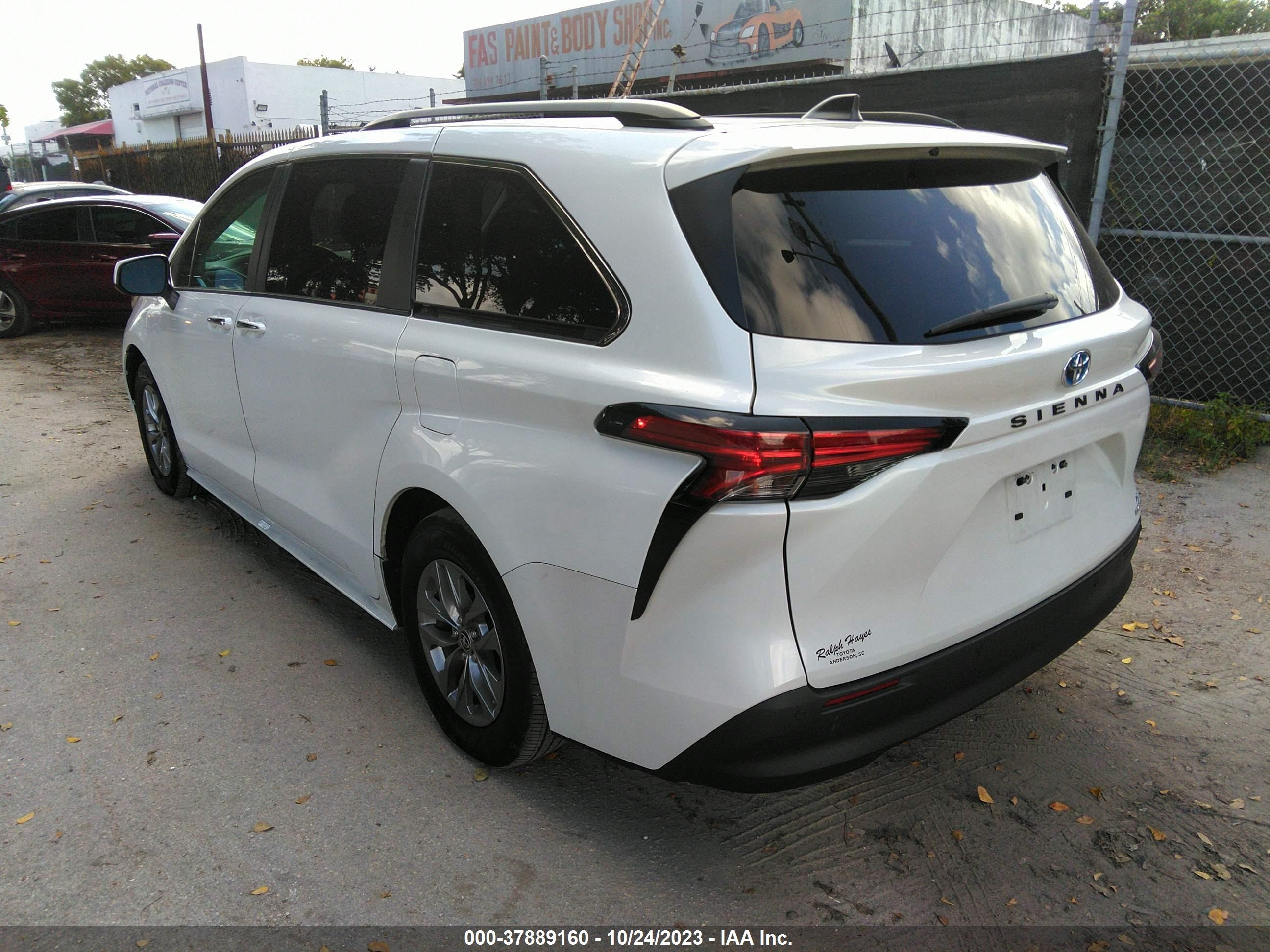 Photo 2 VIN: 5TDYRKEC5NS131744 - TOYOTA SIENNA 