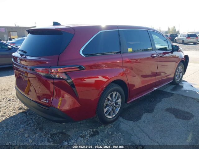 Photo 3 VIN: 5TDYRKEC6NS085325 - TOYOTA SIENNA XLE 