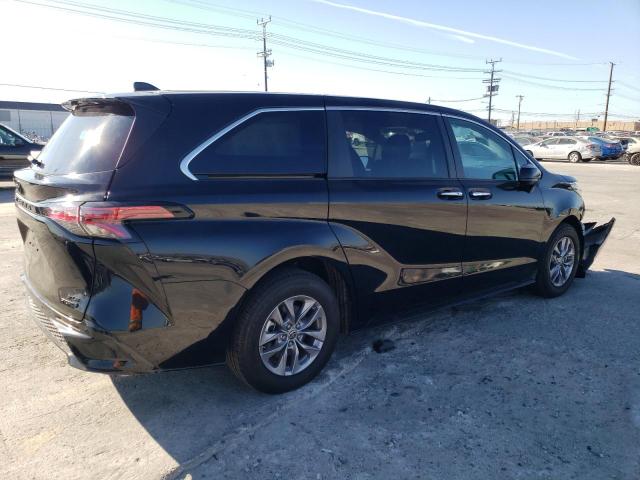 Photo 2 VIN: 5TDYRKEC6NS132773 - TOYOTA SIENNA XLE 