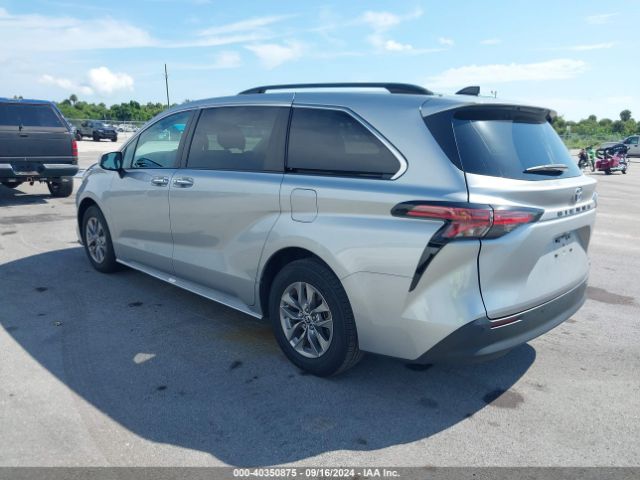 Photo 2 VIN: 5TDYRKEC7NS102312 - TOYOTA SIENNA 