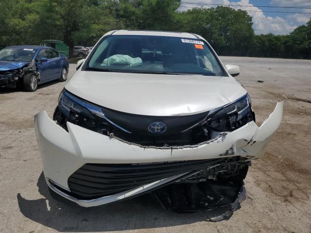 Photo 4 VIN: 5TDYRKEC8MS057637 - TOYOTA SIENNA XLE 