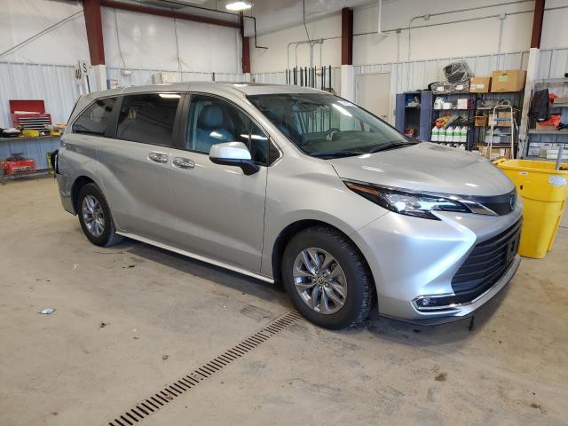 Photo 3 VIN: 5TDYRKEC8NS083771 - TOYOTA SIENNA XLE 