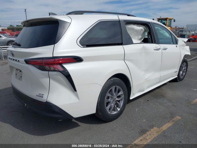 Photo 3 VIN: 5TDYRKEC9MS026185 - TOYOTA SIENNA XLE 