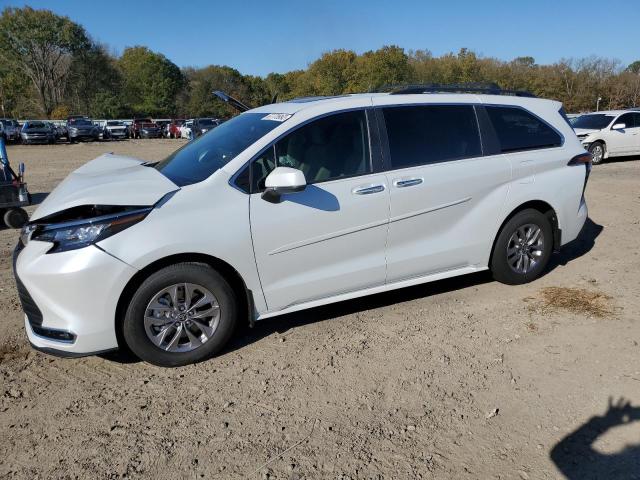 Photo 0 VIN: 5TDYRKEC9PS137100 - TOYOTA SIENNA XLE 