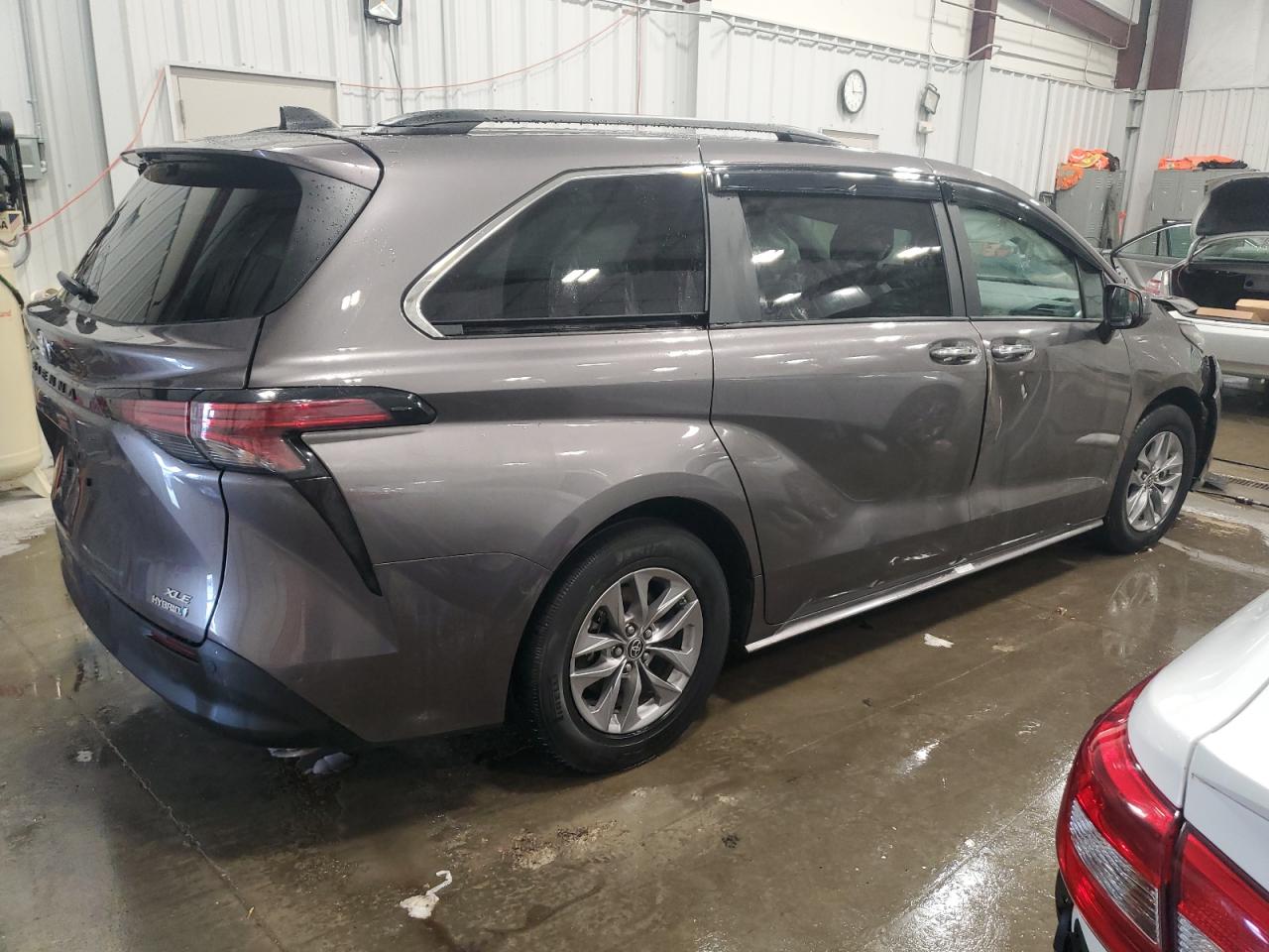 Photo 2 VIN: 5TDYRKECXNS120206 - TOYOTA SIENNA 