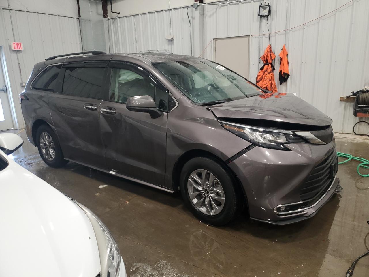 Photo 3 VIN: 5TDYRKECXNS120206 - TOYOTA SIENNA 