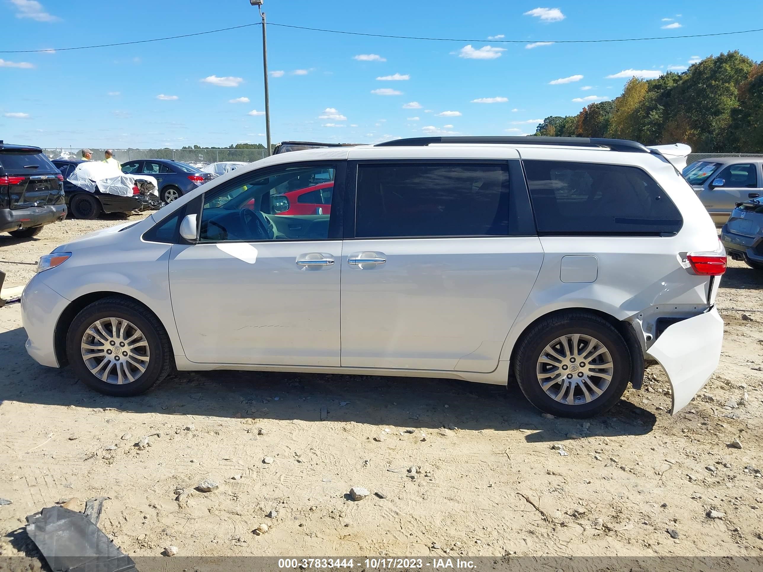 Photo 13 VIN: 5TDYZ3DC0HS798684 - TOYOTA SIENNA 