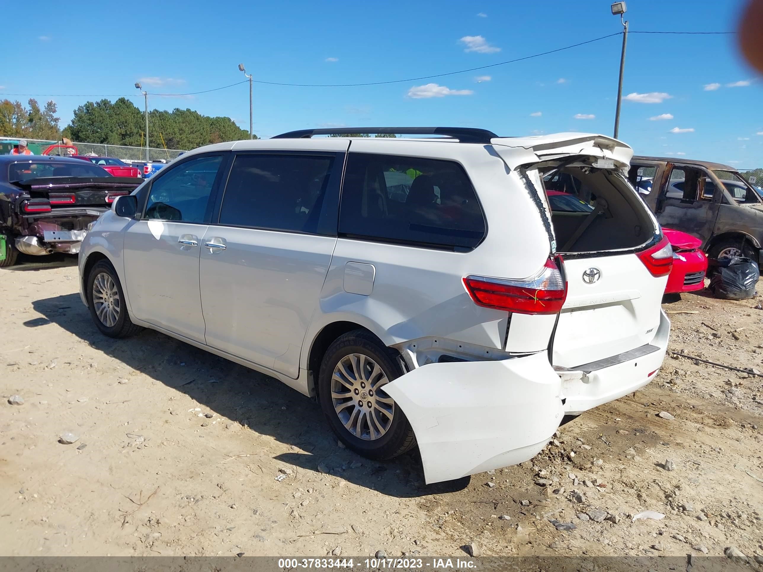 Photo 2 VIN: 5TDYZ3DC0HS798684 - TOYOTA SIENNA 