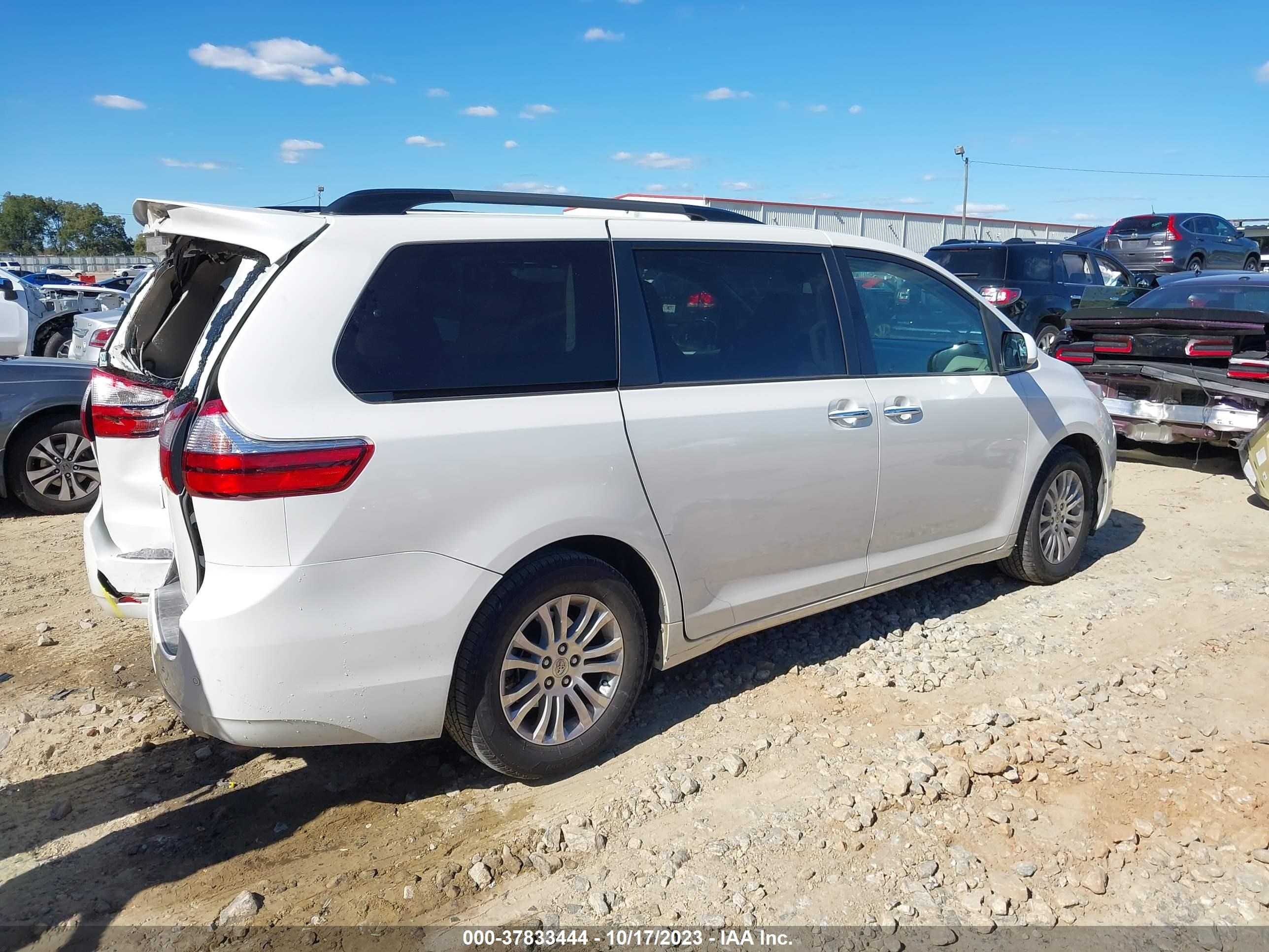 Photo 3 VIN: 5TDYZ3DC0HS798684 - TOYOTA SIENNA 