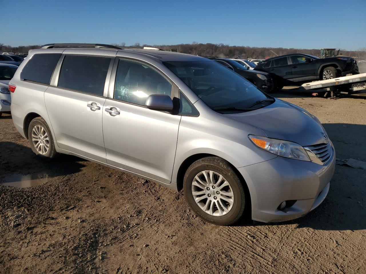 Photo 3 VIN: 5TDYZ3DC0HS852453 - TOYOTA SIENNA 