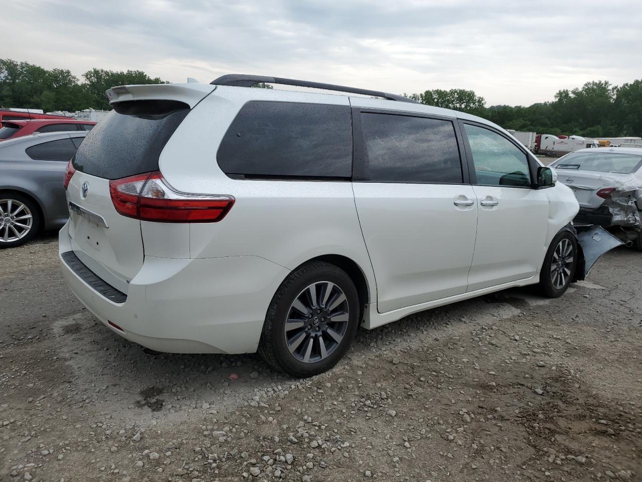 Photo 2 VIN: 5TDYZ3DC0JS914374 - TOYOTA SIENNA 