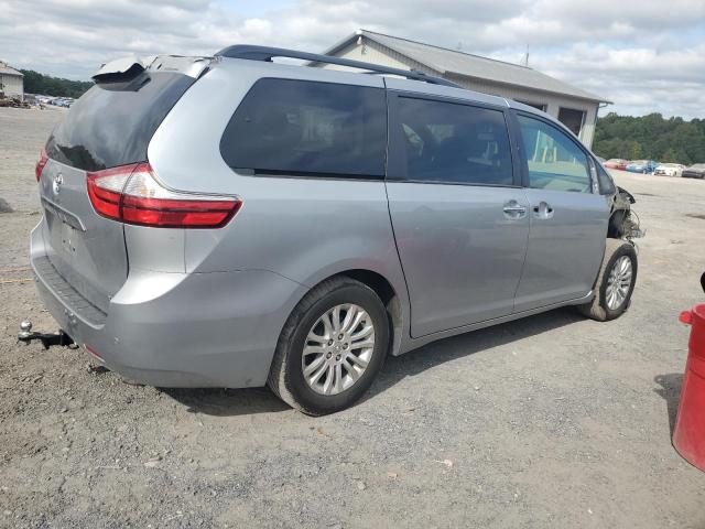 Photo 2 VIN: 5TDYZ3DC1HS767654 - TOYOTA SIENNA XLE 