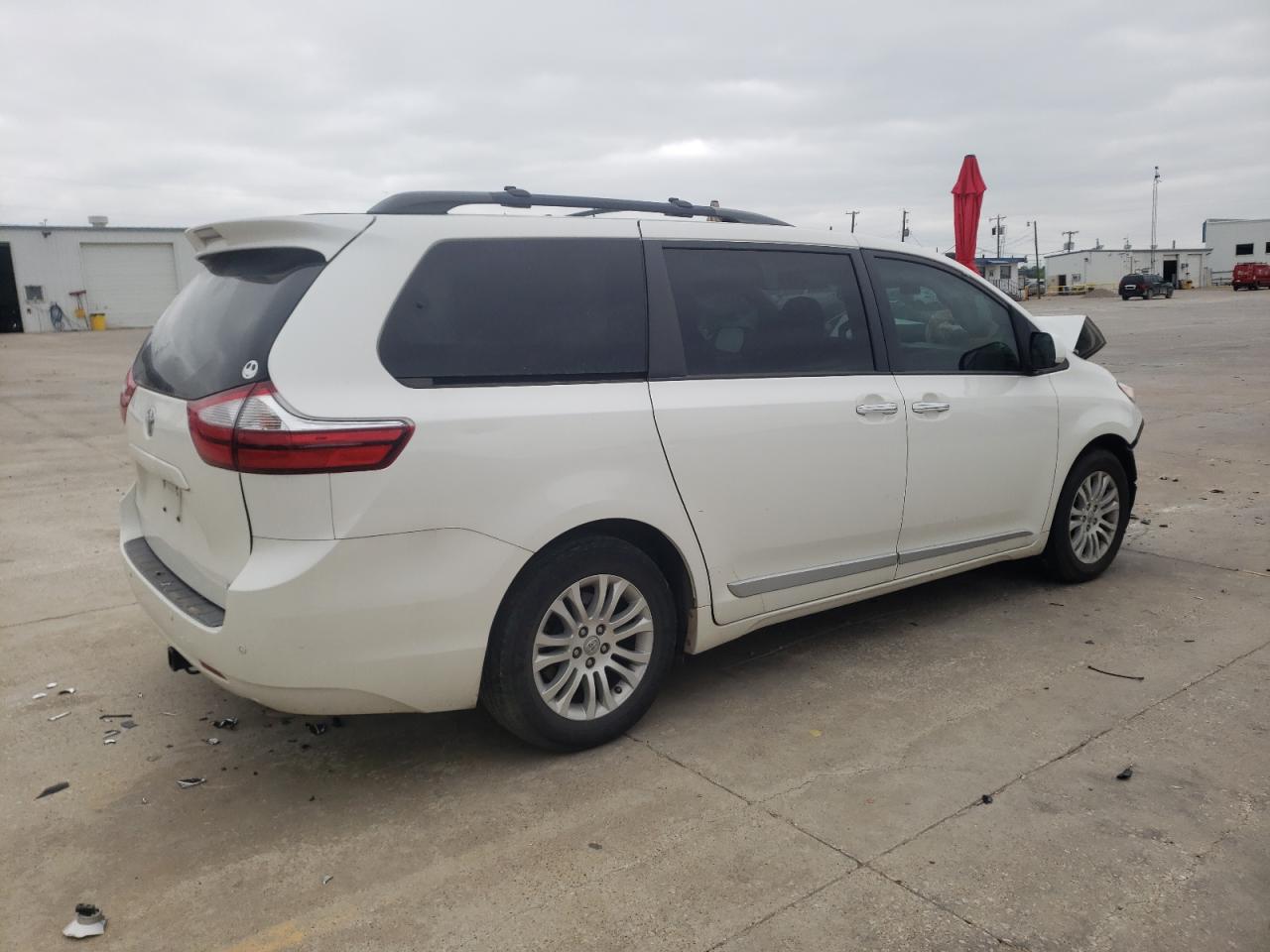 Photo 2 VIN: 5TDYZ3DC1HS866572 - TOYOTA SIENNA 