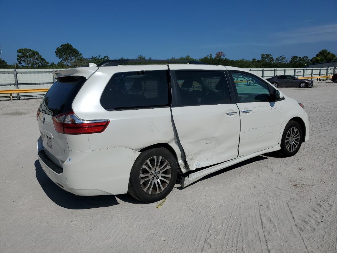 Photo 2 VIN: 5TDYZ3DC1LS059641 - TOYOTA SIENNA 