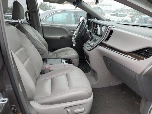 Photo 4 VIN: 5TDYZ3DC2HS779098 - TOYOTA SIENNA XLE 