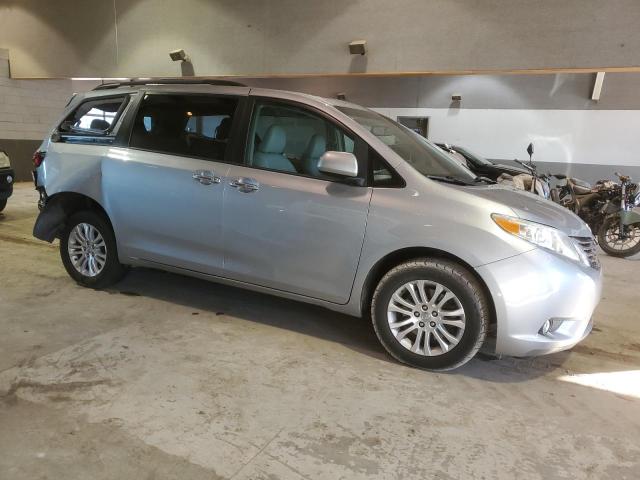 Photo 3 VIN: 5TDYZ3DC2HS781403 - TOYOTA SIENNA XLE 