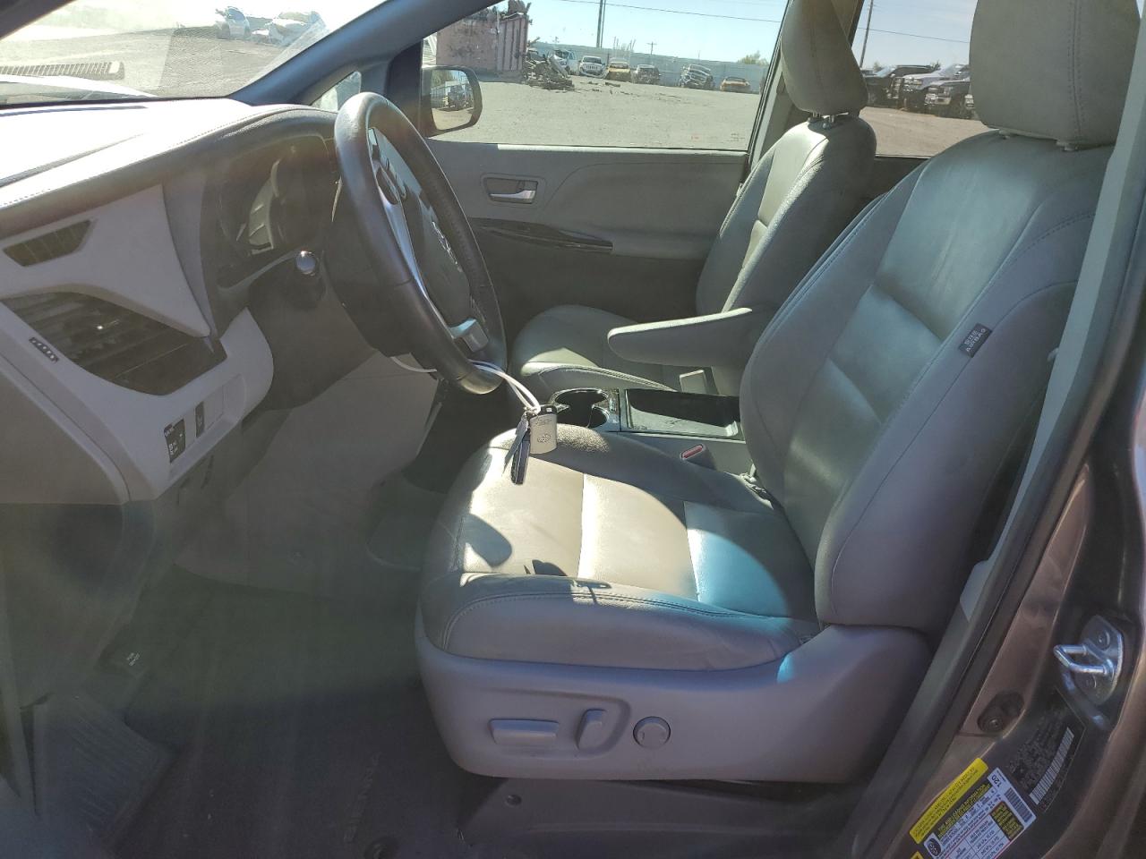 Photo 6 VIN: 5TDYZ3DC2HS789324 - TOYOTA SIENNA 