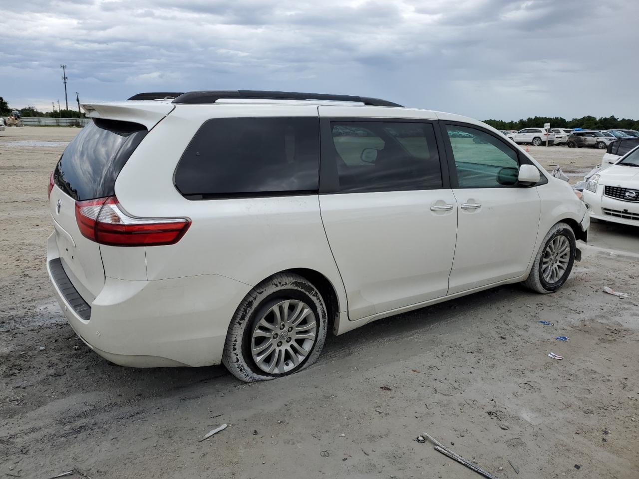 Photo 2 VIN: 5TDYZ3DC2HS803237 - TOYOTA SIENNA 