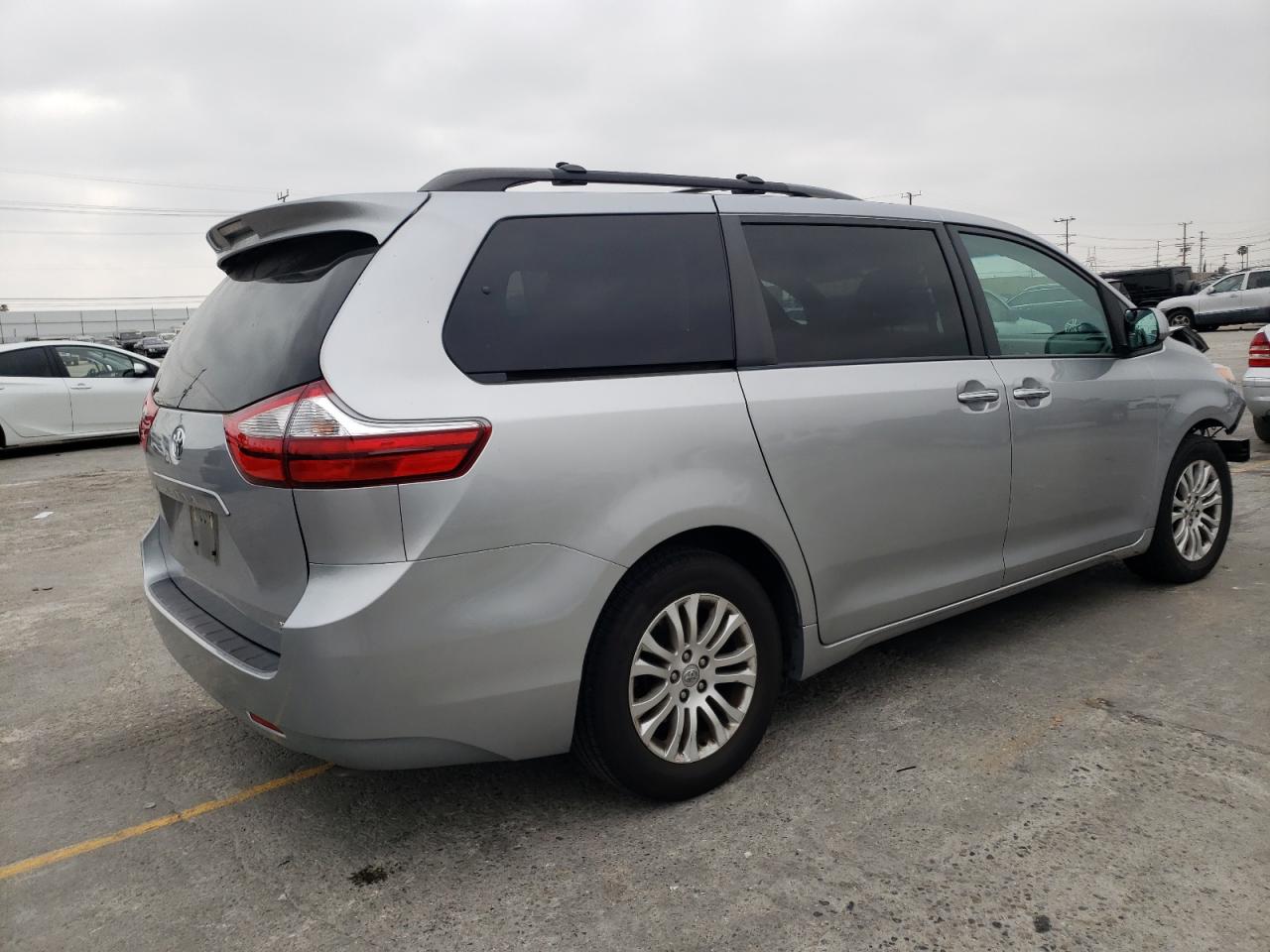 Photo 2 VIN: 5TDYZ3DC2HS874373 - TOYOTA SIENNA 