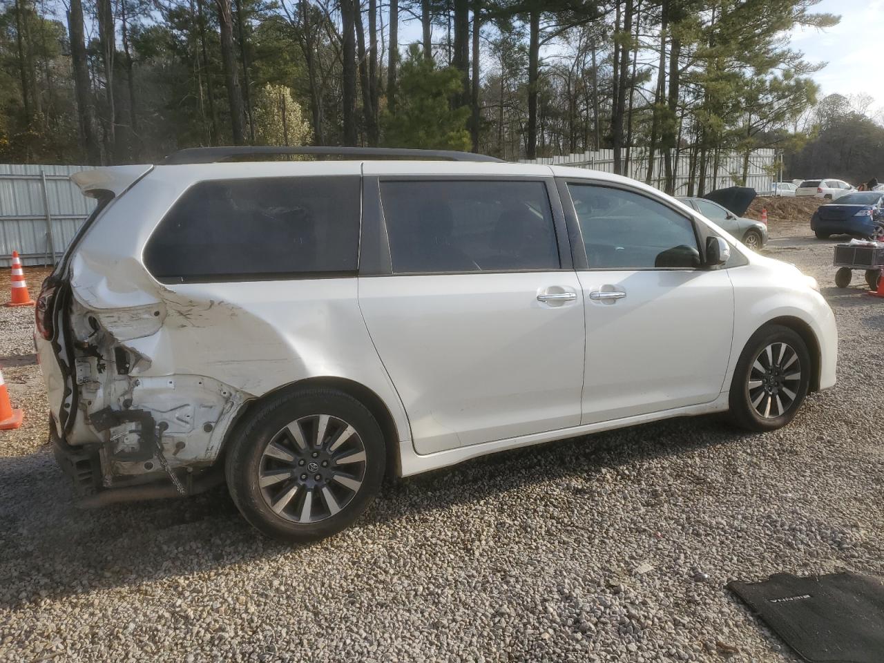 Photo 2 VIN: 5TDYZ3DC2JS913727 - TOYOTA SIENNA 