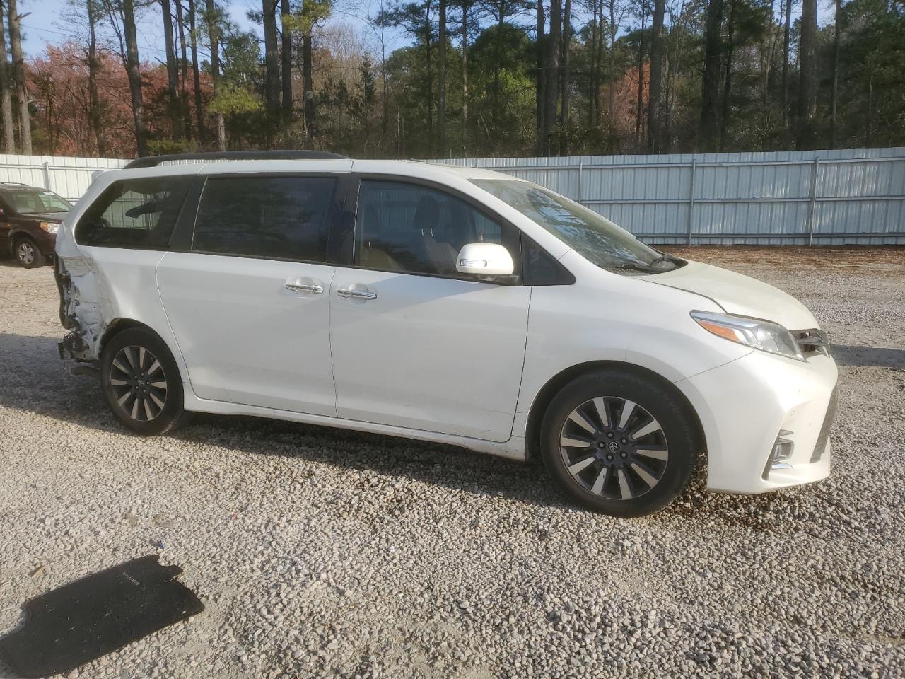 Photo 3 VIN: 5TDYZ3DC2JS913727 - TOYOTA SIENNA 